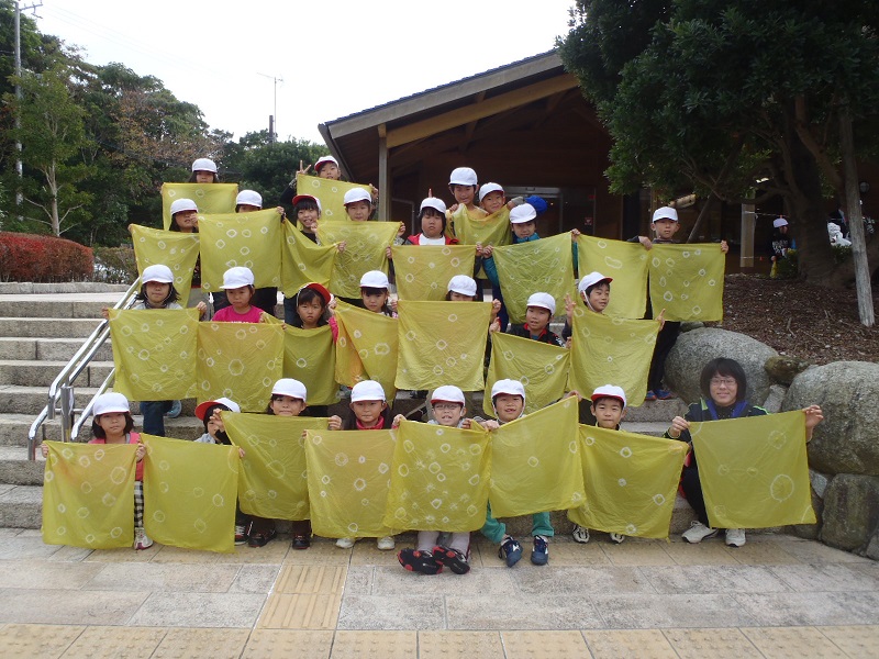 平成24年11月19日勝浦小学校２年草花染め体験