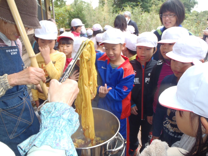 平成24年11月19日勝浦小学校２年草花染め体験